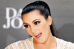 Kim Kardashian Tampil...