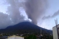 Gunung Gamalama Erupsi, Bandara Sultan Babullah Ditutup