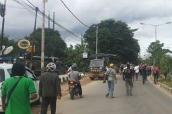 Warga Pelauw Mengamuk Bawa Sajam Cari Pelaku Penganiayaan