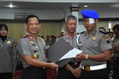 Kapolri Beri Penghargaan ke Personel Polri Korban Bom Solo
