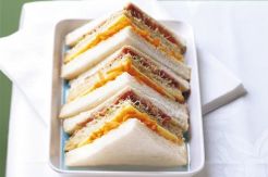 Sandwich Daging Keju Sayuran untuk Bekal Keluarga