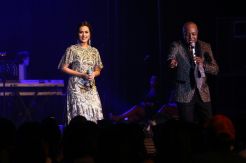 Peabo Bryson Puji Raisa di Atas Panggung