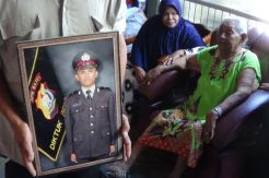 Isak Tangis Warnai Kedatangan Jenazah Polisi Korban Bentrokan