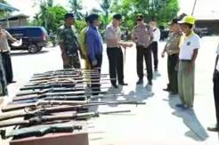 Suku Anak Dalam Serahkan Belasan Senjata Api Rakitan
