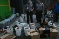 Polisi Gerebek Rumah Produksi Miras Oplosan