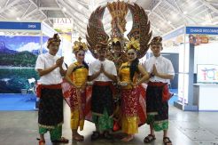 Unik, Tarian Burung Garuda Buat Penasaran Pengunjung