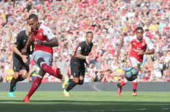 Arsenal vs Liverpool Berjalan Tegang, Gol Walcott Dibalas Coutinho
