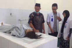 Gadis Cantik Berambut Pirang Miliki Tato di Paha
