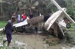 Pesawat Latih Berpenumpang Tiga Orang Jatuh di Sawah Warga