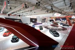 Pilar ala Acura NSX di Booth Honda