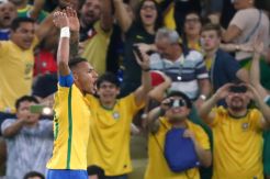 Neymar Cetak Sejarah,...