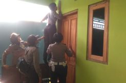 Begini Aksi Polwan saat Razia Pria Pasangan Sejenis di Kosan