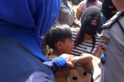 PSK Ini saat Ditangkap Polisi Ajak Kedua Anaknya untuk Dibawa