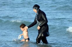 Wali Kota di Prancis Diminta Jalankan Putusan Soal Burkini