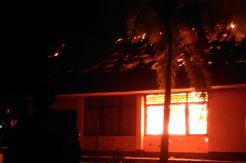 Mapolsek Tabir Dibakar dengan Bom Molotov