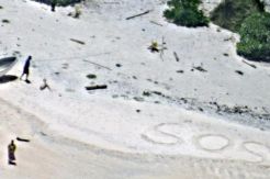 Terdampar, Pasangan Ini Selamat Setelah Tulis SOS di Atas Pasir