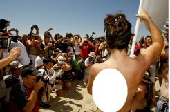 Tuntut Bebas Topless,...