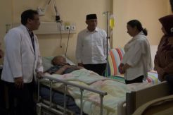 Gus Sholah Dilarikan ke Rumah Sakit, Sejumlah Pejabat Datang Menjenguk