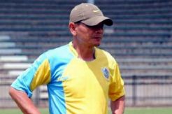 Liestiadi Mundur, Persegres Buru Pelatih Lokal