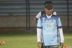 Pelatih Persela Mengundurkan...