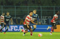 MU Takluk di Markas Singo Edan