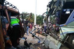 Bus Ugal-ugalan Hantam Truk Karet, Empat Orang Tewas
