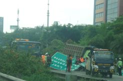 Rambu Roboh di Tol Tangerang Mulai Dievakuasi