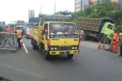 Berhasil Dievakuasi, Dua Jalur Tol Arah Tangerang Sudah Bisa Dilintasi