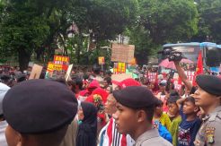 Front Wong Cilik tiba di Kantor PDI-P, Arus Lalin Tersendat