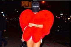 Rihanna Nyentrik dengan Mantel Bulu Merah Bentuk Hati