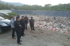 Dikerumuni Lalat, Warga Sekitar TPA Makan Dalam Kelambu