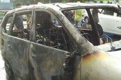 Xenia Terbakar di Jalan Pemuda
