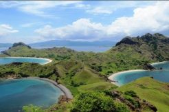 Surga Cantik Itu Terlihat Jelas dari Puncak Pulau Padar
