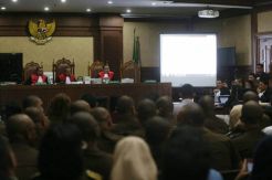 Hukum Persidangan Melawan...