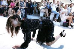 Waduh! Bella Hadid Kesandung...