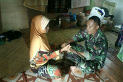 Belasan Ibu Rumah Tangga Serahkan Senpi ke Prajurit TNI