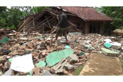 Satu Rumah Ambruk dan Puluhan Rusak Akibat Tanah Bergerak