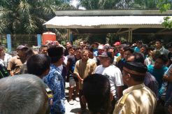 4 Bulan Gaji Tak Dibayar, Warga Segel Kantor Perusahaan Sawit