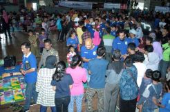 Skuat Persib Bandung Beri Bantuan ke Korban Longsor Sumedang