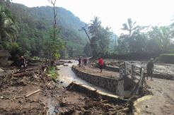 Longsor di Subang Hancurkan Rumah Warga