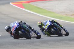 Tak Ingin Lorenzo Jatuh, Rossi Rela Melebar di Tikungan