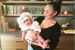 Chrissy Teigen Pamerkan Lagi Foto Lucu Anaknya