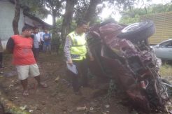 Ugal-ugalan Dua Mobil di Ciamis Tabrakan