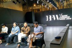 12 Desanier Pamer Karya di Hari Pertama Batik Fashion Week 2016