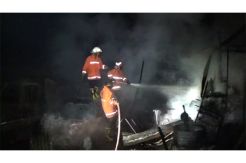 Kebakaran di Sekolah, 4 Mobil dan Rumah Penjaga Terbakar