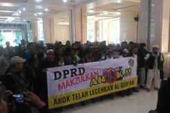 Menistakan Agama, Puluhan Warga Desak Ahok Dimakzulkan