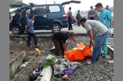 Sebelum Tertabrak Kereta, Wanita Ini Lempar Batu ke Arah Petugas