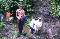 Dahulu Angkat Senjata, Kini Menembus Gunung demi Mencari Air