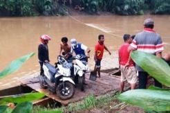 Jembatan Ambles, Warga Gunakan Rakit Untuk Menyeberang