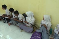 Tak Ada Meja dan Kursi, Belajar di Lantai pun Jadi